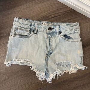 Free People Makai Cut Off Denim Shorts Light Wash Distressed Blue W26 61855